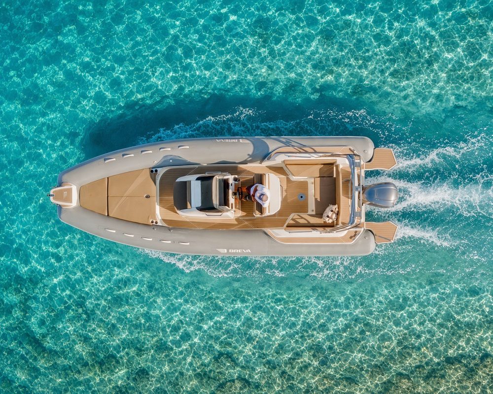 Il nostro gommone Breva visto dall'alto mentre naviga sull'acqua turchese