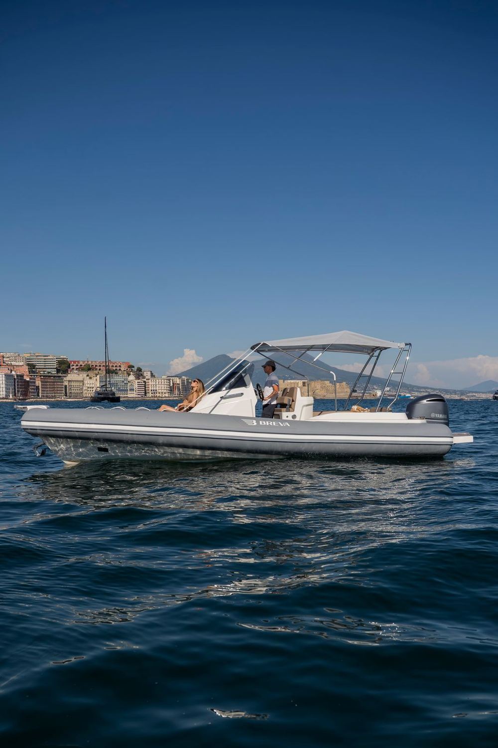 Gommone Breva 800 con tendalino, visto di lato