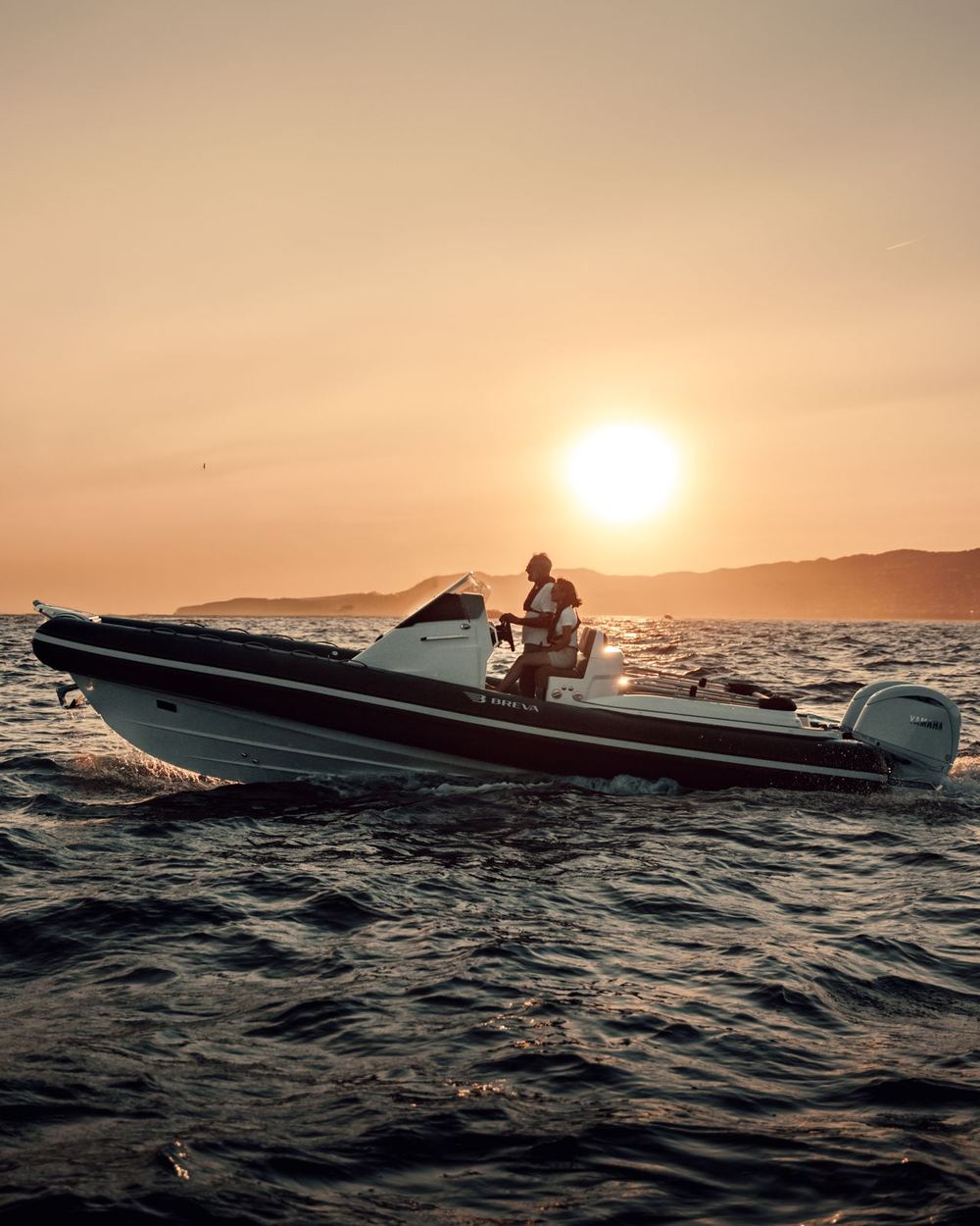 Gommone Breva 800 in navigazione al tramonto