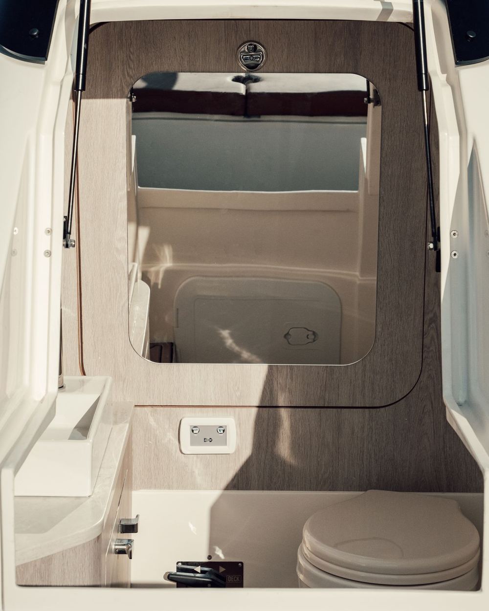 Bagno di bordo con specchio e lavabo