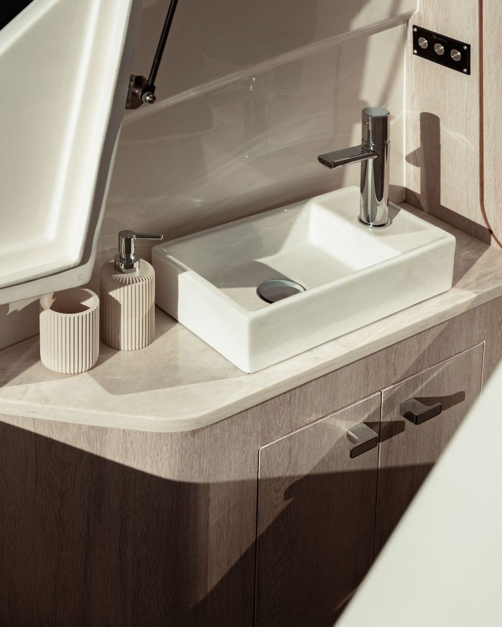 Lavabo del bagno di bordo