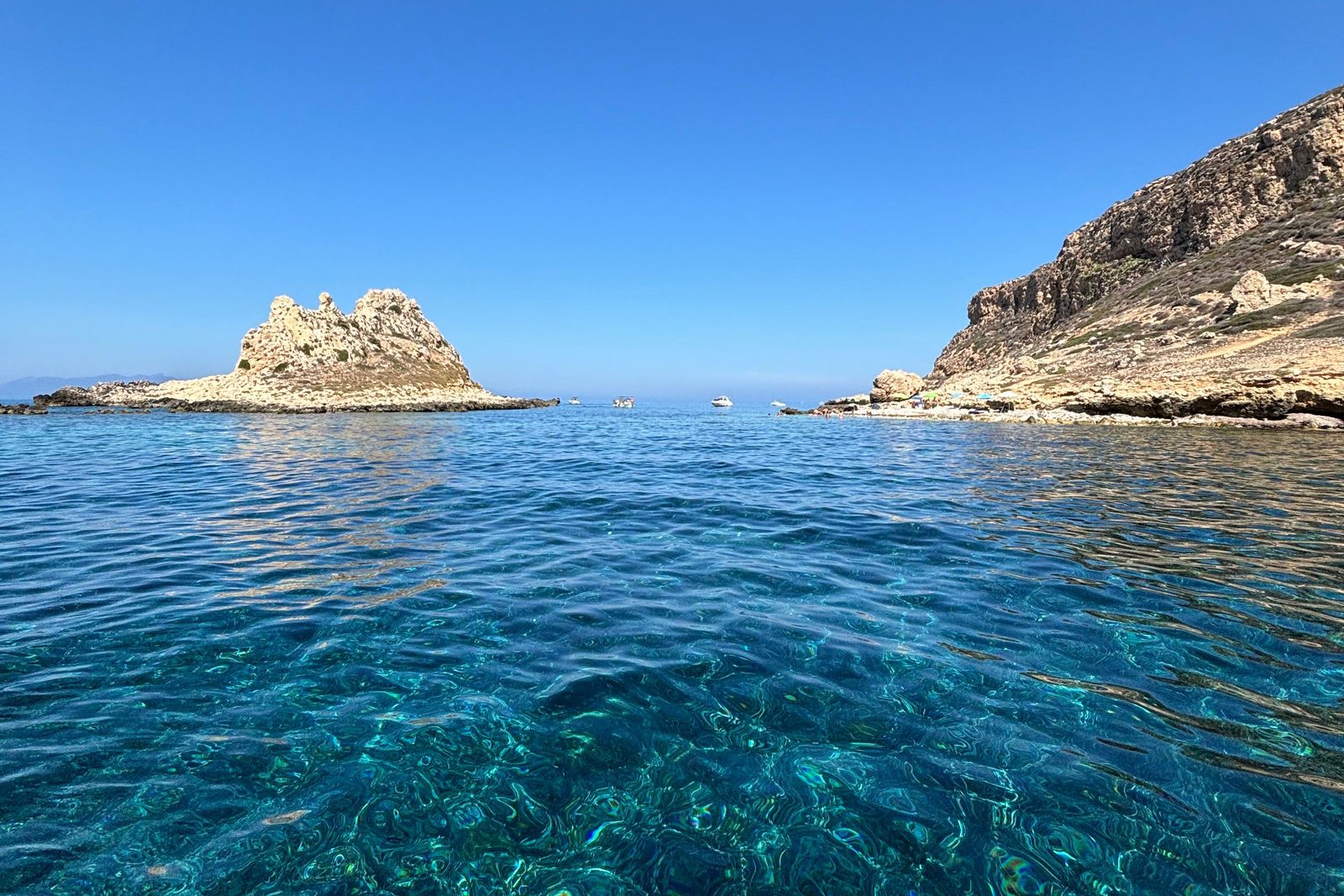 Mezza giornata privata — escursione in gommone alle Egadi